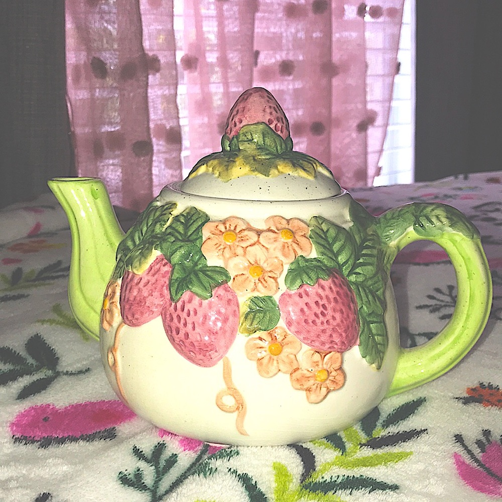 vintage tea pot strawberry team :)🍓